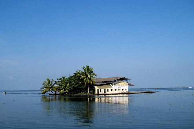 8 Days Kerala Private Tour (3 Star) with Munnar, Houseboat & Cab- Iris Holidays - Day 1: Kochi to Munnar, with waterfall pit stops