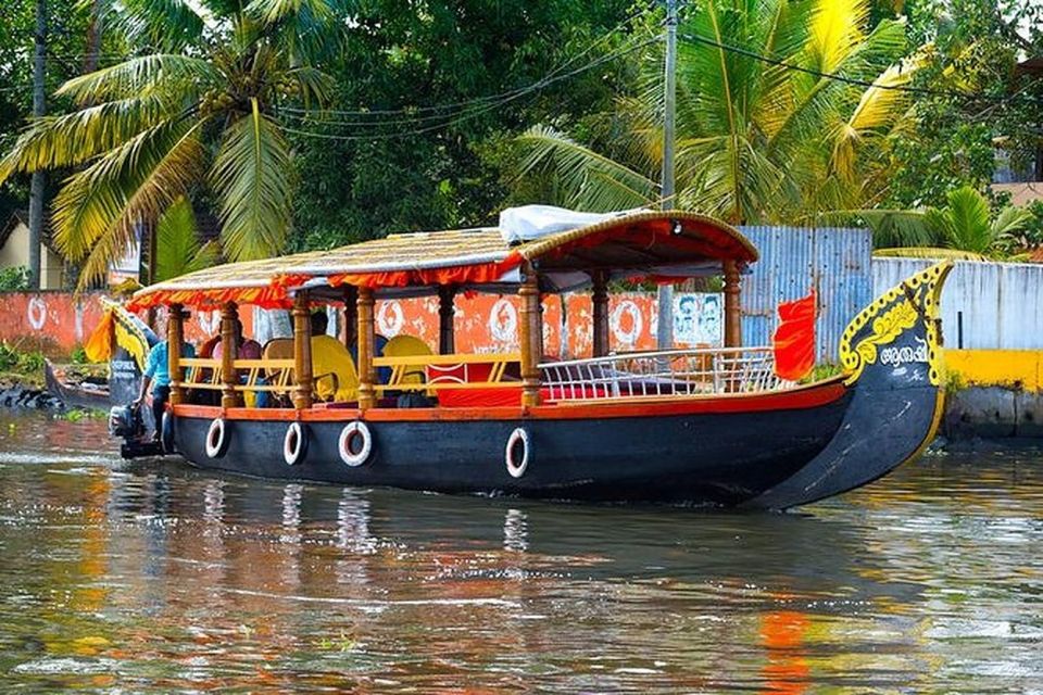 From Cochin Port: Backwater Cruise and Chinese Nets - Shikara vs Houseboat: Your Ride Style Through the Alleppey Backwaters
