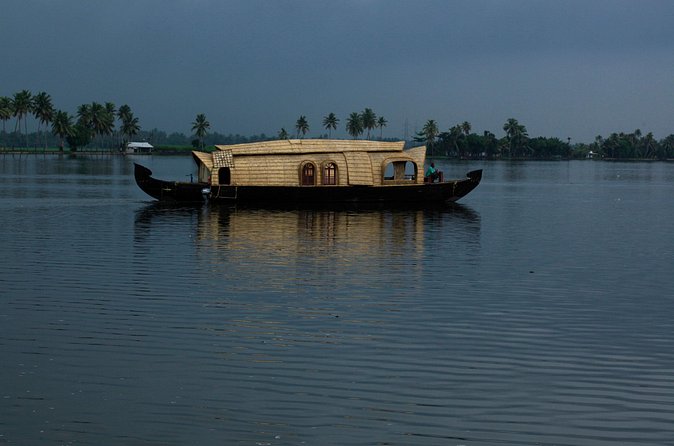 Glimpses of Kerala in 6 days Private Tour with Sanguine Holidays - Alleppey by houseboat: the long cruise day that saves you stress