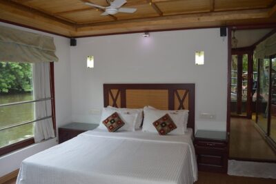 Private luxury Houseboat trip at Alleppy Backwaters. - From Canoe Ville to the Nehru trophy waters