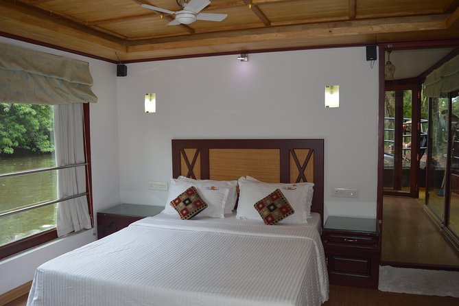 Private luxury Houseboat trip at Alleppy Backwaters. - From Canoe Ville to the Nehru trophy waters