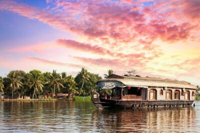 Private Overnight Alleppey Houseboat Cruise from Kochi - First day: Vembanad Lake and Kerala’s backwater rhythm